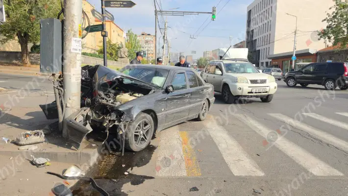 Խոշոր ավտովթար` Երևանում. Մալաթիայի թաղապետարանի մոտ բախվել են «Toyota RAV4»-ը և «Mercedes»-ը. վերջինը բախվել է երկաթե էլեկտրասյանը. կա վիրավոր. ՖՈՏՈՌԵՊՈՐՏԱԺ, ՏԵՍԱՆՅՈՒԹ