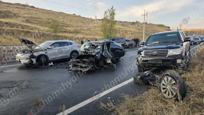Խոշոր ու շղթայական ավտովթար՝ «Չայնիի» ոլորանների սկզբնամասում. բախվել են «Lamborghini Urus»-ը, «BYD»-ն, «Toyota Land Cruiser»-ը և «Hongqi»-ն․ 4 վիրավորներից մեկն անչափահաս է, խցանումն էլ հասնում է մի քանի կիլոմետրի. ՖՈՏՈՌԵՊՈՐՏԱԺ, ՏԵՍԱՆՅՈւԹ